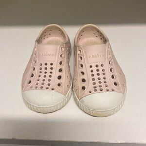 Size 4 Natives, light pink.